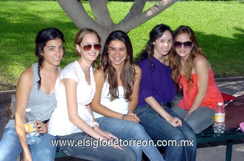 27082010 Disfrutan. Daniela, Ana, Melissa, Sara y Jackie.
