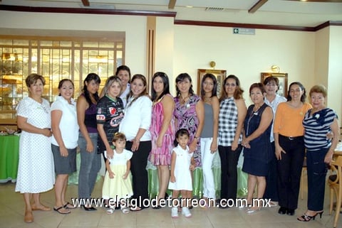 27082010 Fabiola Meraz Salazar, acompañada por sus amigas durante su festejo de canastilla.