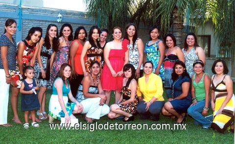28082010 Amigas y familiares estuvieron presentes en su festejo prenupcial.