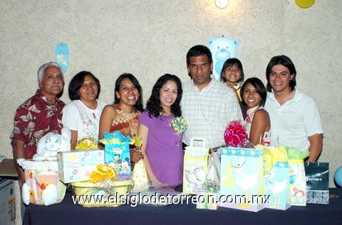 27082010 Gloria de López junto a su esposo Luis Alberto López y familiares y amigos en su fiesta de canastilla.