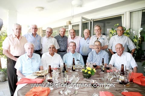 28082010 Francisco Balderrama en compañía de numerosas amistades en reciente festejo organizado en su honor.