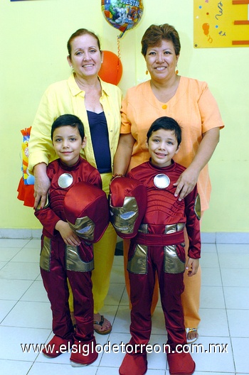 27082010 Alberto Alessandro y Javier Alejandro Gutiérrez Rodríguez junto a sus abuelitas Laura Armendáriz y Martha Rosales.