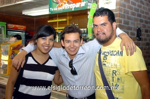 27082010 Melanie Bueno, Luis Serna y Meny Banda.