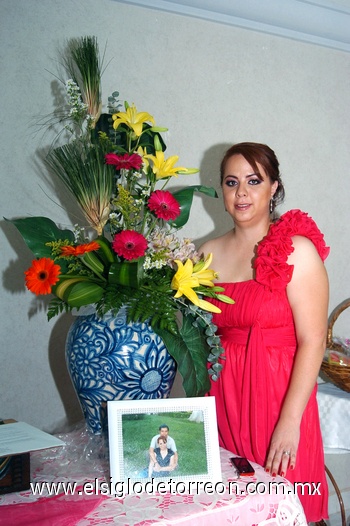 28082010 Radiante lució Sofía Marcela Castañeda González en su despedida de soltera.