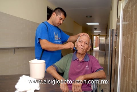 28082010 CUIDADOS. El personal de la casa-hogar ayuda a los adultos mayores en todas sus actividades. EL SIGLO DE TORREÓN / YOLANDA ALONSO