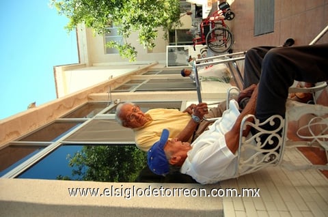 28082010 AMIGOS. Los abuelos de la casa hogar comparten sus historias en las diferentes áreas de descanso. EL SIGLO DE TORREÓN / FERNANDO COMPEÁN EL SIGLO DE TORREÓN / YOLANDA ALONSO