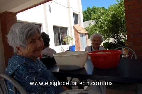 28082010 LIMPIEZA. Algunas de las habitantes de este hogar también deciden participar en actividades de la cocina, como la limpieza de granos. EL SIGLO DE TORREÓN / YOLANDA ALONSO