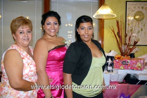 27082010 Consuelo Pasillas de Macías, Lesly Macías y Alejandra Macías Pasillas en reciente acontecimiento social.