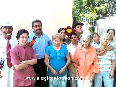 29082010 Olguita, Esperanza, Lupita y Leticia junto a personal de la estancia.