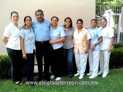 29082010 Anfitriones. El personal de la estancia se organizó para hacer un día de fiesta, a los adultos mayores que visitan el lugar.