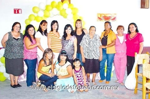 29082010 Laura Ramírez Prado acompañada de Coco, Cuquis, Cony, Tony, Lala, Rosy, Laura, Nayelly, Andrea Socorro y Dolores.