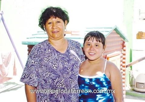 29082010 Alejandra Romero en su fiesta de cumpleaños junto a su mamá Leticia Piña de Romero.