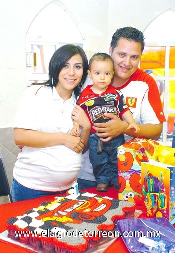 29082010 El pequeñito Franco Darío Peniche Cavaría acompañado de sus papás Dante Peniche Magallanes y Jenny Chavarría de Peniche.