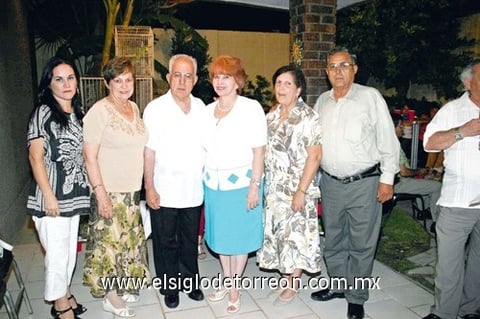 29082010 El obispo de la Diócesis de Torreón José Guadalupe Galván, acompañado de Blanca González, Santitos Galván, Carmen Galván, Magda de Galván y Abel Galván.