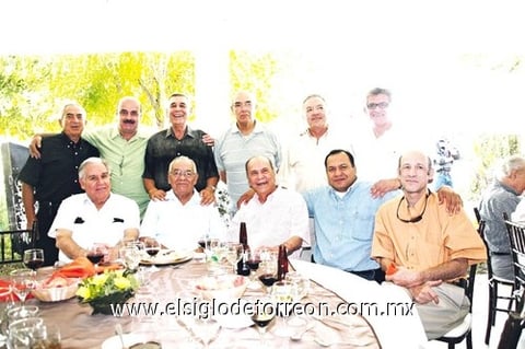 29082010 Francisco Balderrama en compañía de amistades en reciente festejo.