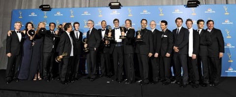 El elenco de 'The Pacific' después de ganar el trofeo de la categoría miniseries.