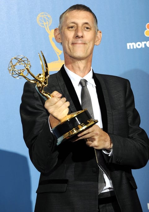 Steve Shill con su premio en la categoría dirección sobresaliente en series de drama por su trabajo en 'Dexter'.