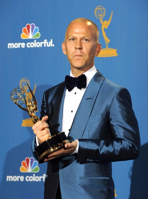 El director estadounidense Ryan Murph sostiene el trofeo de la categoría dirección de comedia por su trabajo en 'Glee'.