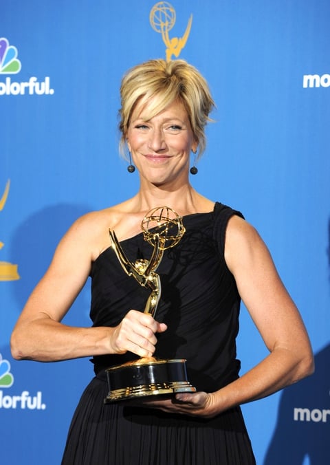 Edie Falco posa con su premio de la categoría actriz principal sobresaliente en series de comedia.