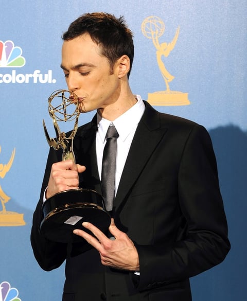 Edie Falco de Nurse Jackie y Jim Parsons de The Big Bang Theory fueron honrados por sus papeles protagónicos en series de comedia.