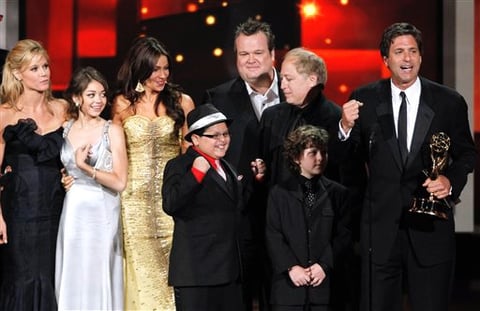 El programa sobre una extensa familia estadounidense, coprotagonizado por la estrella colombiana Sofía Vergara, también se llevó ayer los trofeos para el mejor actor de reparto, Eric Stonestreet, y mejor guión.