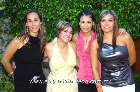 Festejo prenupcial. Ana Cecilia fue felicitada por sus familiares y amigas.