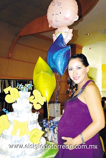 Zaira Milán de Rodríguez lució muy contenta durante su festejo de canasitlla.
