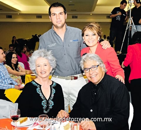 La diseñadora María Luisa y el escultor Sebastián, acompañados por Roberto Murra y Laura de Díaz.