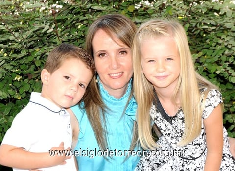 Mary Pily con los pequeños Iñaki y Ángela Araluce.