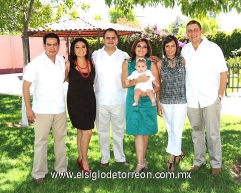El pequeño Fernando Araluce Cueva el día en que fue bautizado, lo acompañan sus padres Eduardo y Laura; y sus padrinos Eduardo Martínez, Patricia de Martínez, Jaime Quiñones y Temy de Quiñones.