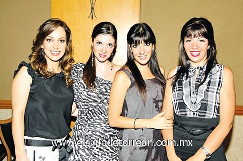 Claudia Rueda y las hermanas Adriana, Any y Roxana Montañez.