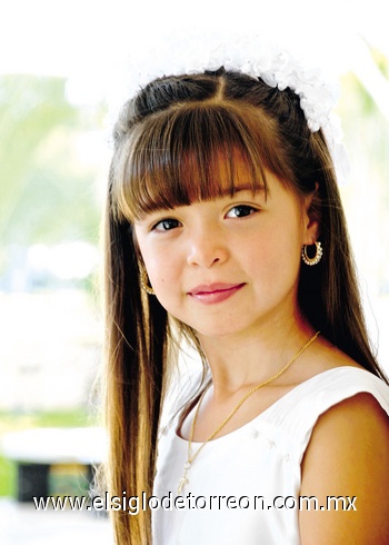 Nueva cristiana. Paulina comulga por primera vez.