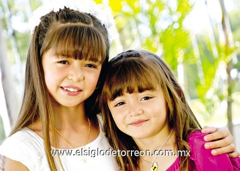 En familia. Acompañada de su hermanita, Paulina festejó su Comunión.