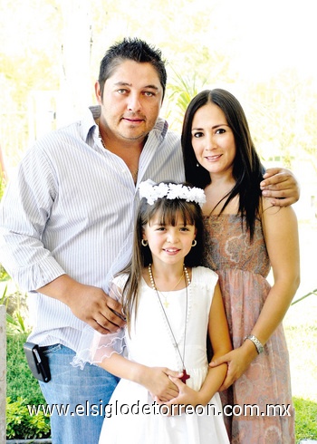 Familiares de Paulina posaron junto a ella durante la foto.