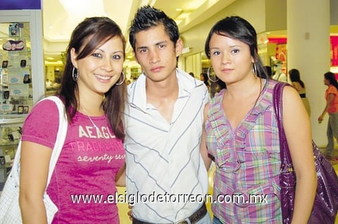 30082010 Vanessa Villarreal, Víctor Villarreal y Nayeli Vázquez.