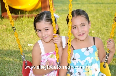 30082010 Nuria Martínez y Regina Juárez.