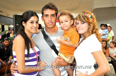 31082010 Mariana Díaz, Édgar González y Emilio y Estéfani Díaz.