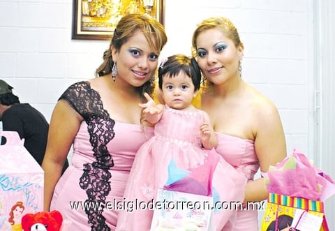 02092010 María Fernanda Garduño acompañada de sus familiares durante su primera fiesta de cumpleaños.