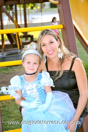 03092010 Laura Enríquez y su hija Isabella.