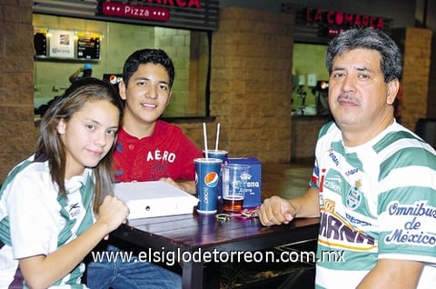 04092010 Cristy, Miguel Ángel y Santos Rafael García.