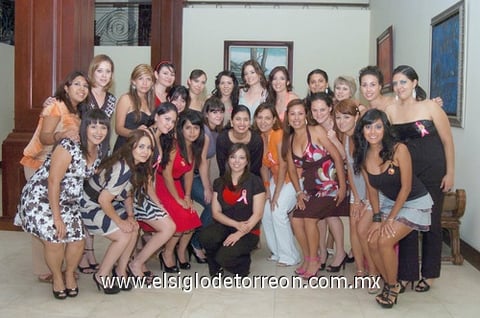 04092010 María Magdalena junto a sus amigas y familiares.