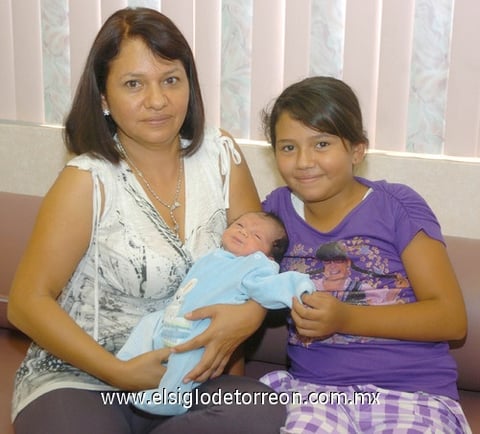 04092010 El pequeñito Francisco Gómez Ramos en brazos de su abuelita Claudia Ramos y su pequeña tía Crista Gómez.