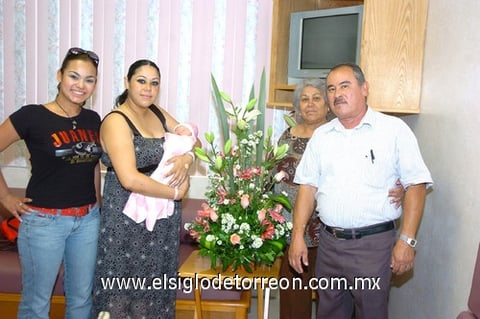 04092010 Victoria Rodríguez Samaniego junto a su mamá Martha Margarita Samaniego, su tía Cecy Rodríguez y sus abuelitos Manuel Samaniego y Martha Villegas. EL SIGLO DE TORREÓN/ ÉRICK  SOTOMAYOR