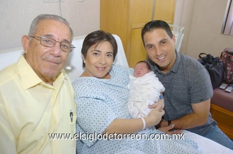 04092010 Andrea junto a sus papás Julio González y María Dolores Mora y su abuelito Celedonio Mora Medina.