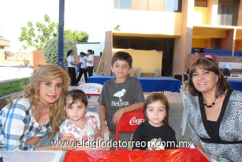 04092010 Isabella, Carmen Ramos, Manuel Ramos, Sandra Hernández y Sebastián.