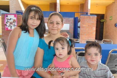 04092010 Francisco Tinoco, Elvira Vázquez, Sofía Tinoco y Francisco Tinoco.