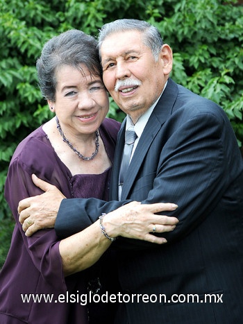 04092010 Dora González de Núñez y Víctor Núñez celebraron recientemente sus Bodas de Oro.