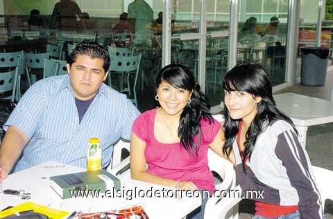 05092010 Ernesto Camacho, Anabel Rosales y Brenda Armendáriz.