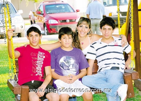 05092010 María Elena Enríquez acompañada de sus hijos Raúl, Alfonso y Alex Llamas Enríquez.