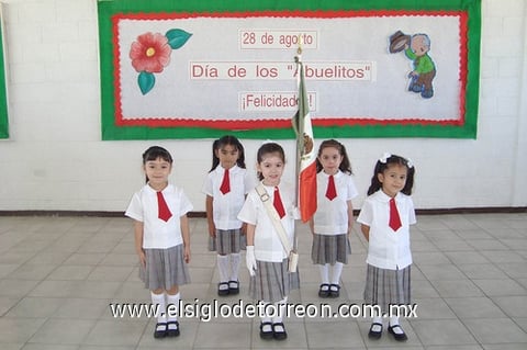 05092010 Escolta de alumnas del tercer grado.